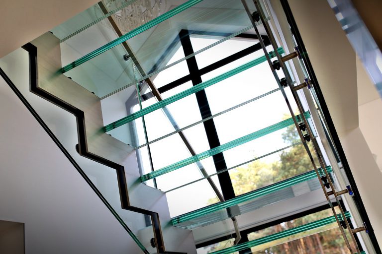 Szklane schody zyskują popularność