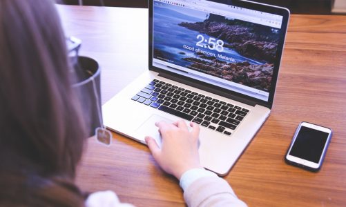 Inwestowanie w sztuczną inteligencję – akcje firm czy fundusze tematyczne?